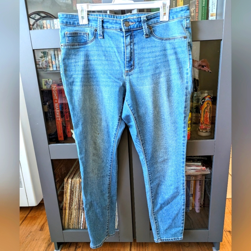 Light wash skinny jeans